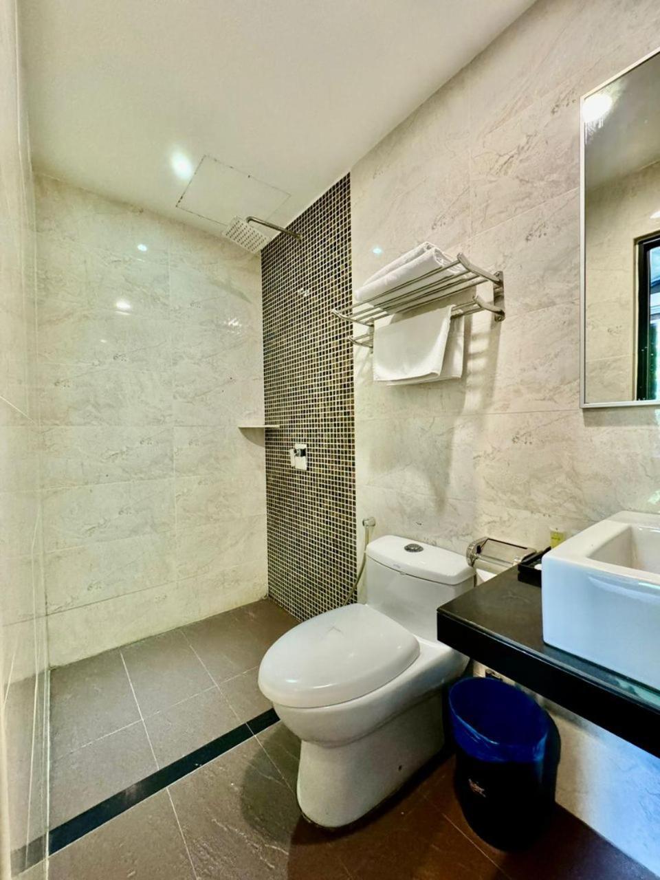 Chariton Hotel Nusa Bestari Джохор-Бару Экстерьер фото