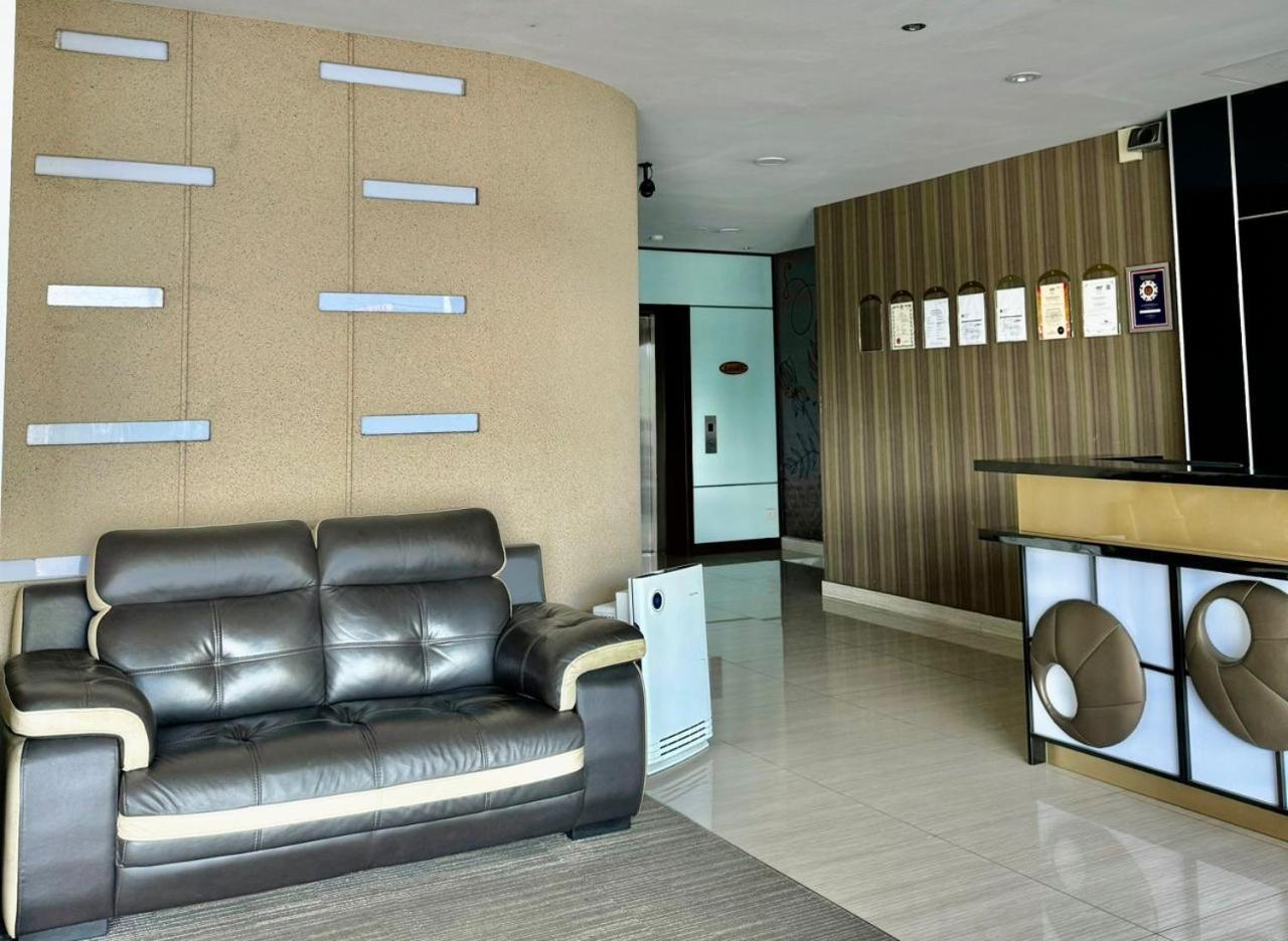 Chariton Hotel Nusa Bestari Джохор-Бару Экстерьер фото