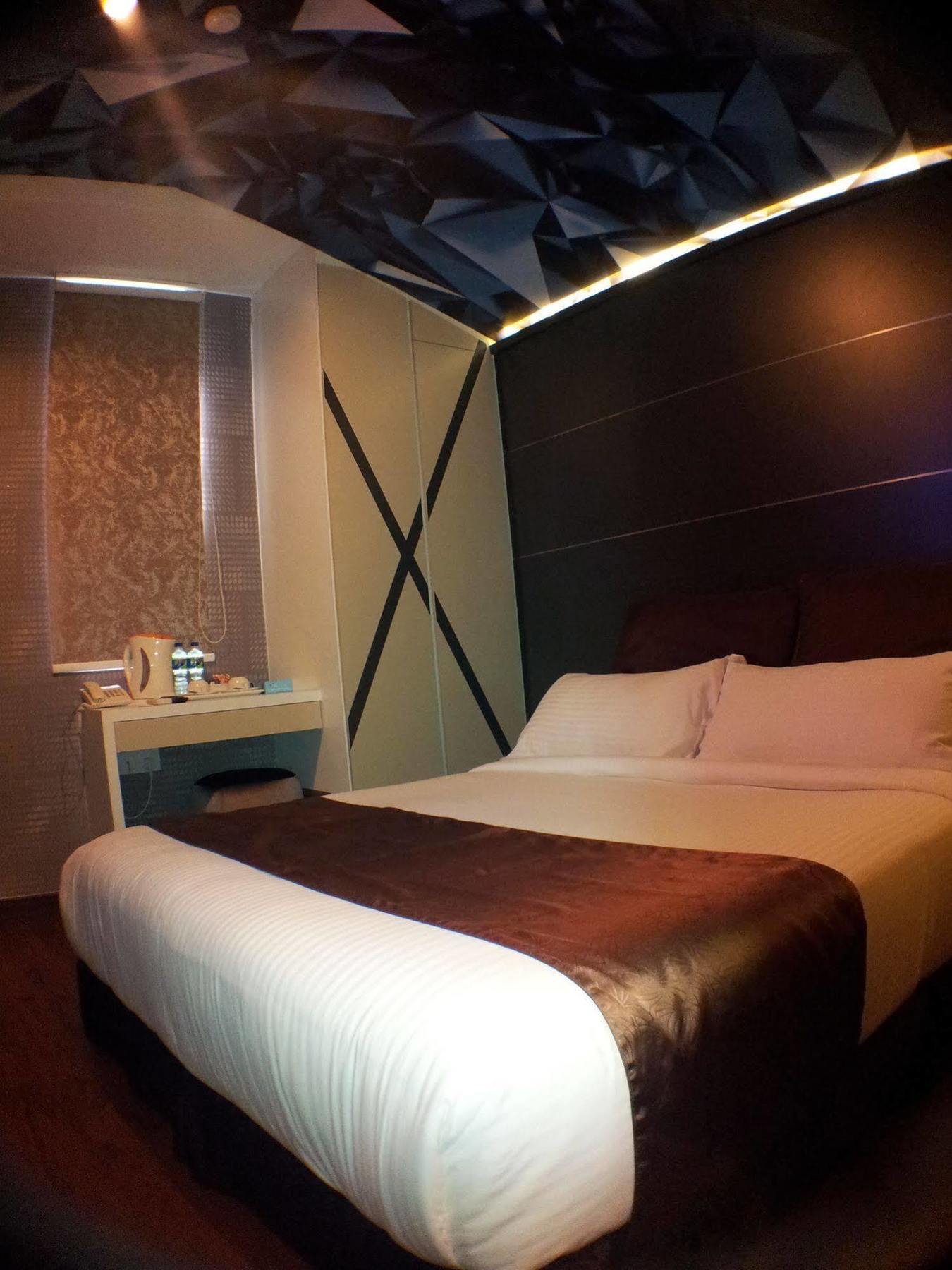 Chariton Hotel Nusa Bestari Джохор-Бару Экстерьер фото